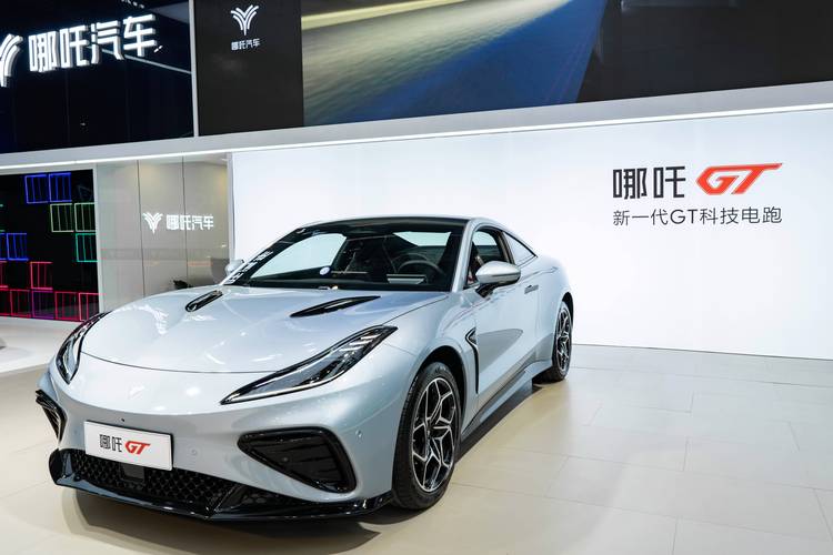 深圳324哪吒汽车在智能汽车领域的表现，领途汽车在新能源汽车市场中的影响力